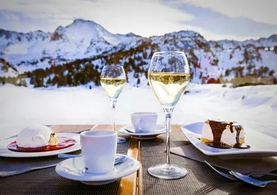 Dessert auf dem Tisch vor dem Hintergrund der schneebedeckten Berge in einem Skigebiet in der Türkei
