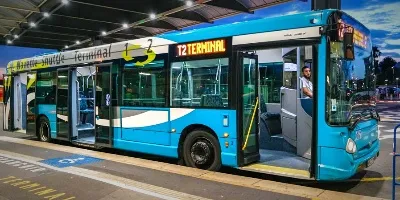 Schöner Flughafenbus