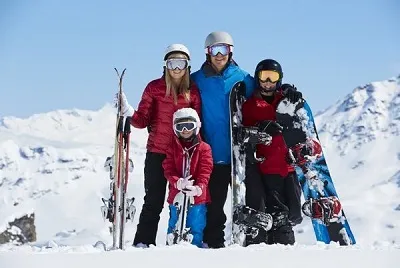 Familie mit Skifahren und SnO-Board in einem Skigebiet in der Türkei