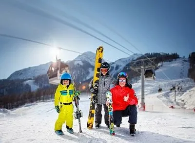 Familie im Urlaub im Skigebiet Sotschi