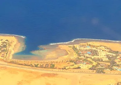 Die Straße vom Flughafen in die Stadt Marsa Alam entlang der Küste des Roten Meeres