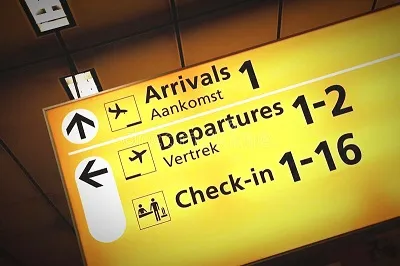 Abflug-Ankunftsbereich am Flughafen