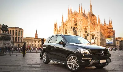 Privater Transfer am Flughafen Malpensa. Auto auf dem Platz