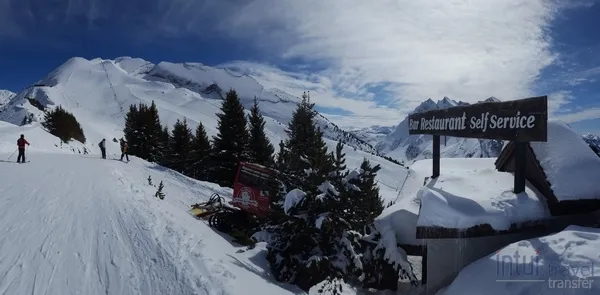  Pistes eines Skigebiets in den Alpen