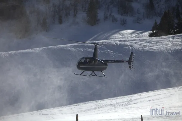 Transfer mit dem Hubschrauber vom Flughafen zum Skigebiet