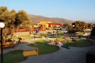 Minigolf und 18 Löcher zum Spielen im Maze Amusement Park.