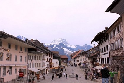 Atmosphäre des Alpendorfs Gruyères, Schweiz