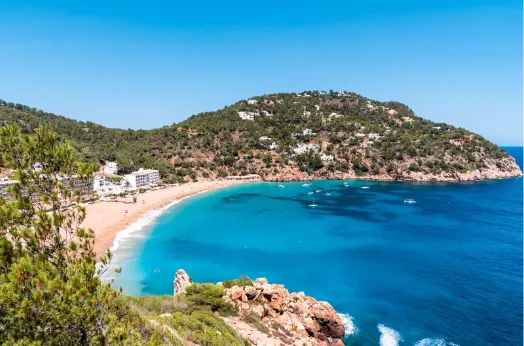Das azurblaue Meer auf der Insel Ibiza