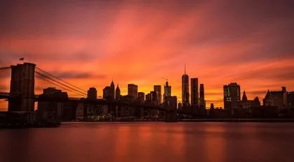 Brooklyn Bridge und die Skyline von Manhattan bei Sonnenuntergang
