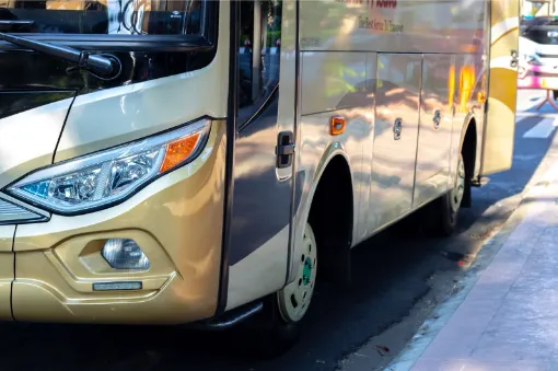 Der Bus fährt vom Flughafen auf die Straße