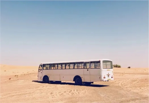 Der Bus steht mitten in der Wüste