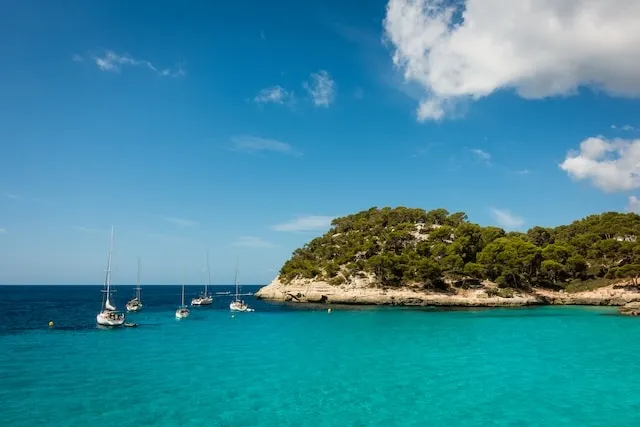 Cala Mitjana auf Menorca, Spanien