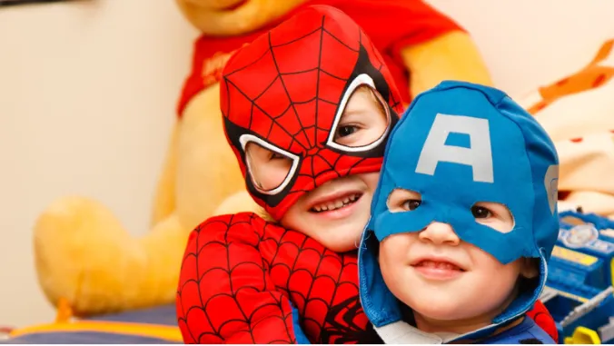Kinder spielen und lachen in Kostümen