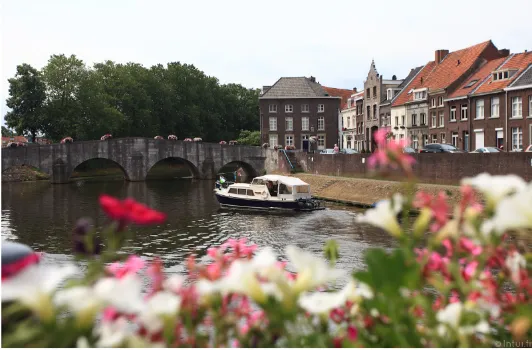 Blick auf die Stadt vom Fluss