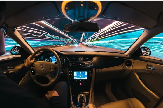 Der Fahrer fährt mit dem Auto durch die Stadt