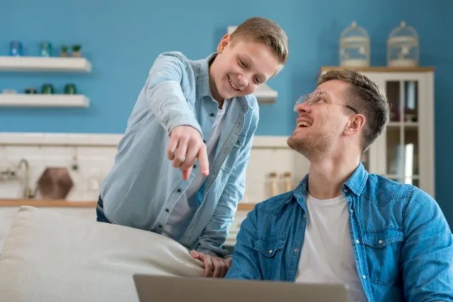 Vater und Sohn entscheiden sich für einen Privattransfer