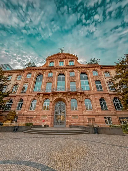 Europäische Geschichte aus der Perspektive der Architektur bei einer Reise nach Frankfurt am Main.