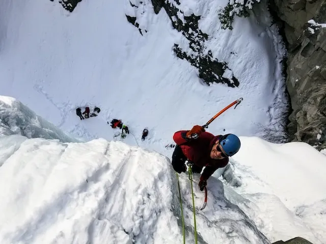 Unterhaltsame Winteraktivität beim Eisklettern