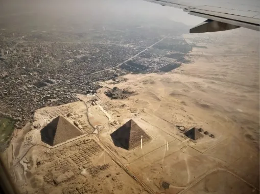 Blick aus dem Flugzeug auf die Nekropole von Gizeh