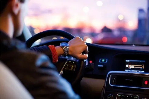 Ein Mann, der ein Auto fährt