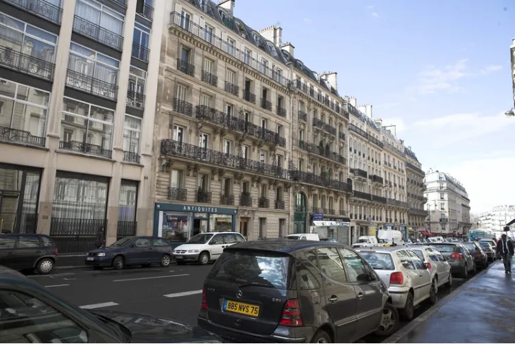 Geparkte Autos auf den Straßen in Paris