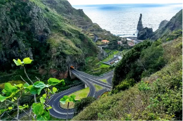 Kurvenreiche Straße auf Madeira