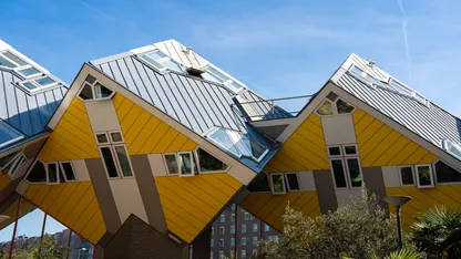Reisen Sie nach Rotterdam, um die schiefen Kubushäuser des Architekten Piet Blom zu besichtigen.