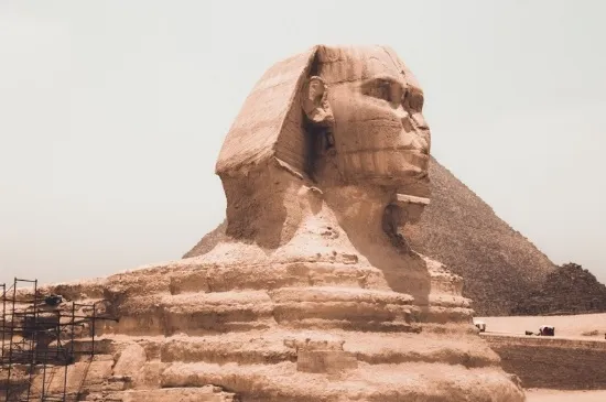 Die Statue der Sphinx neben den Pyramiden von Gizeh Ägypten