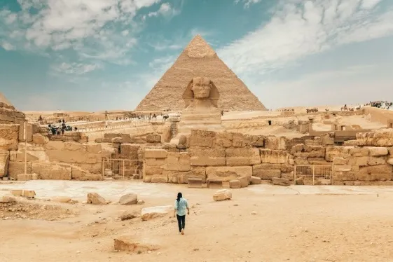 Die Statue der Sphinx und die Pyramiden in Gizeh